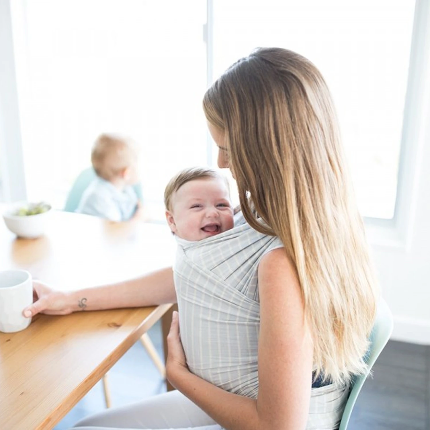 Écharpe De Portage Aura Gris Rayé De Ergobaby 4 Écharpe De Portage Aura Gris Rayé De Ergobaby – Image 2