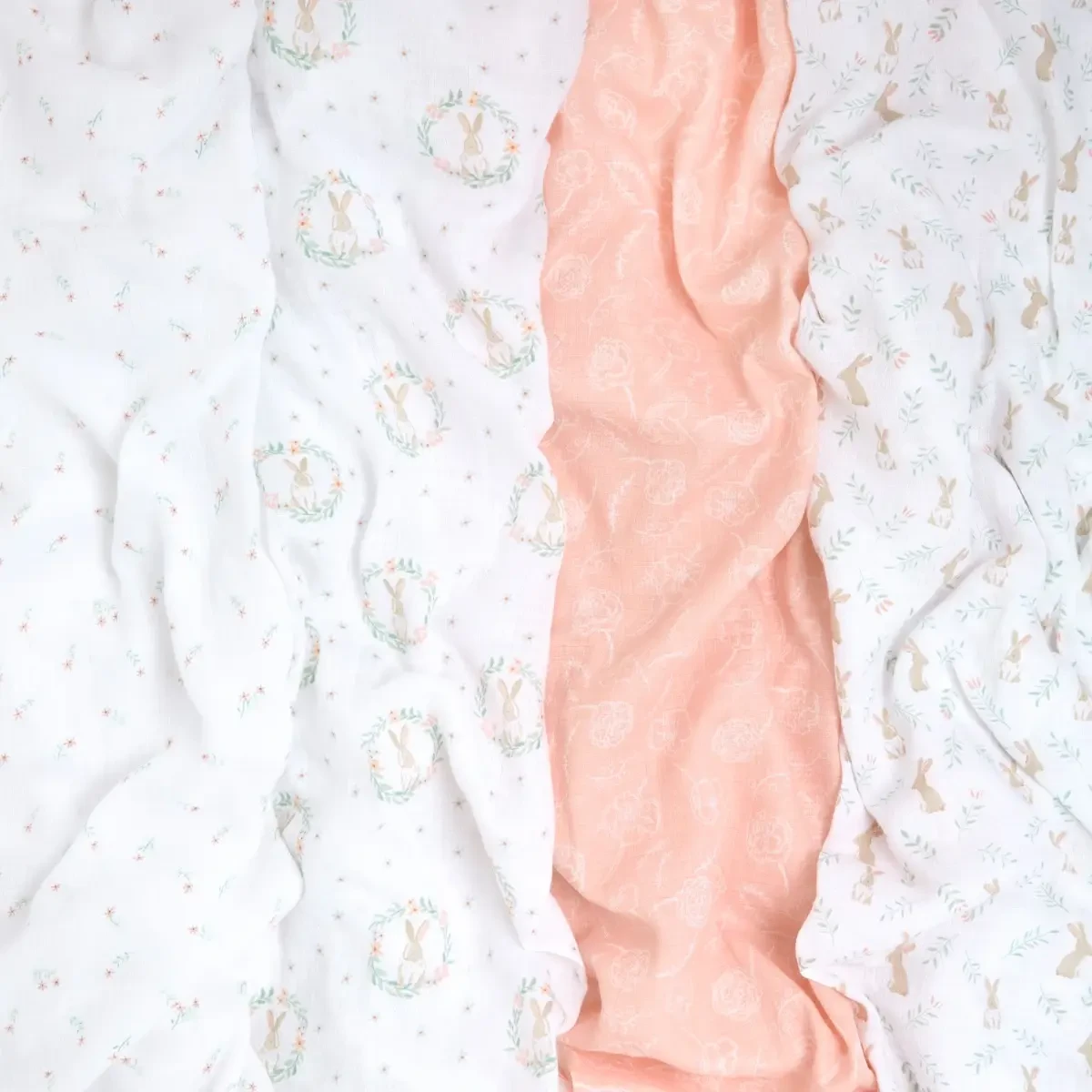 Lot De 4 Maxi-Langes Mousseline Blushing Bunnies De Aden + Anais Essentials 5 Lot De 4 Maxi-Langes Mousseline Blushing Bunnies De Aden + Anais Essentials – Image 3