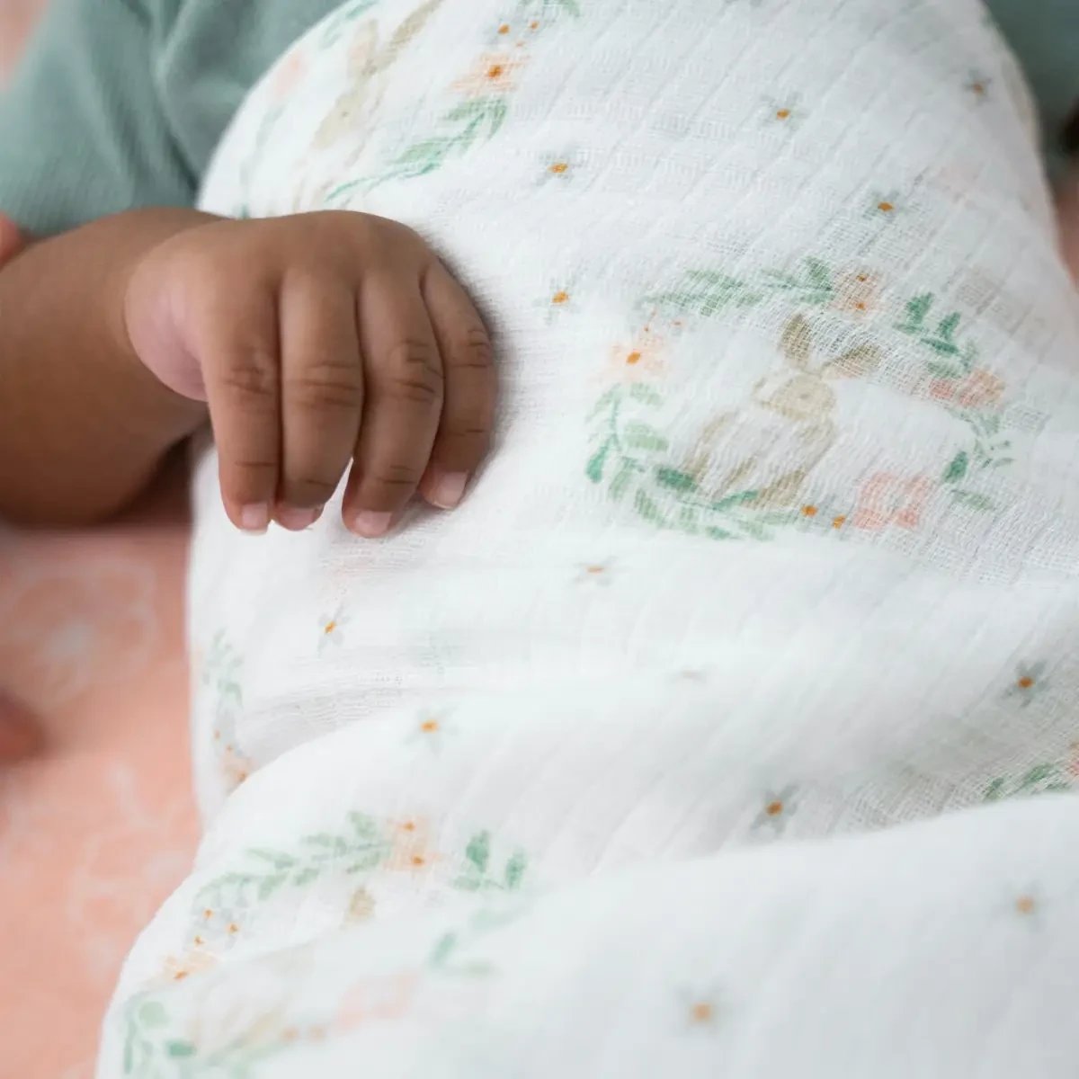 Lot De 4 Maxi-Langes Mousseline Blushing Bunnies De Aden + Anais Essentials 7 Lot De 4 Maxi-Langes Mousseline Blushing Bunnies De Aden + Anais Essentials – Image 5